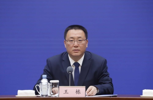 山东省发展改革委副主任,新闻发言人 王栋首先,请王栋先生介绍有关