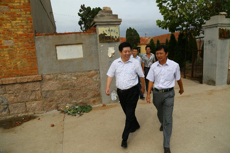 连伟亮带领工作人员前往荣成市人和镇张家竹村开展了一对一走访慰问